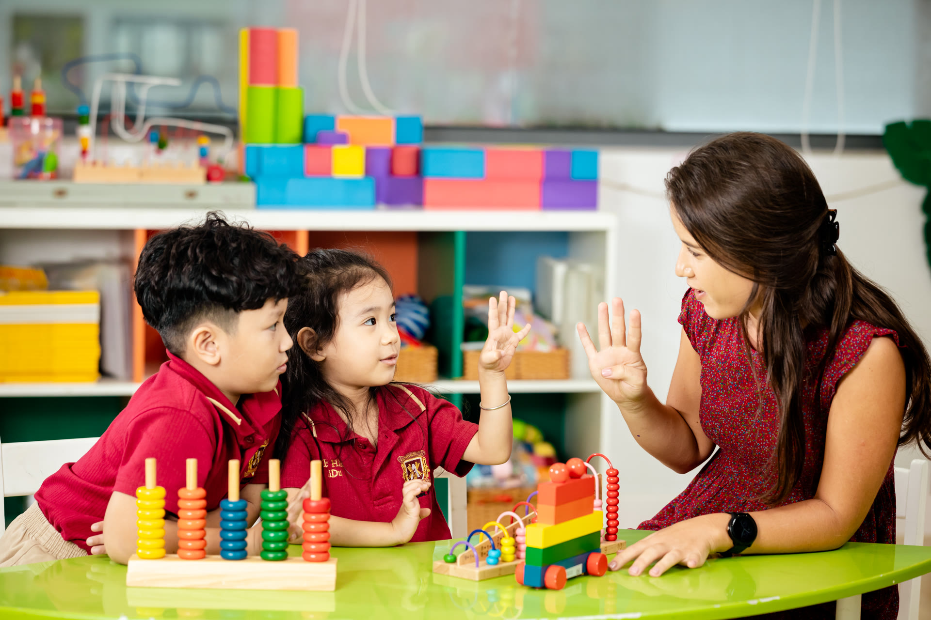 Học sinh VAS chăm chú đọc sách tại thư viện