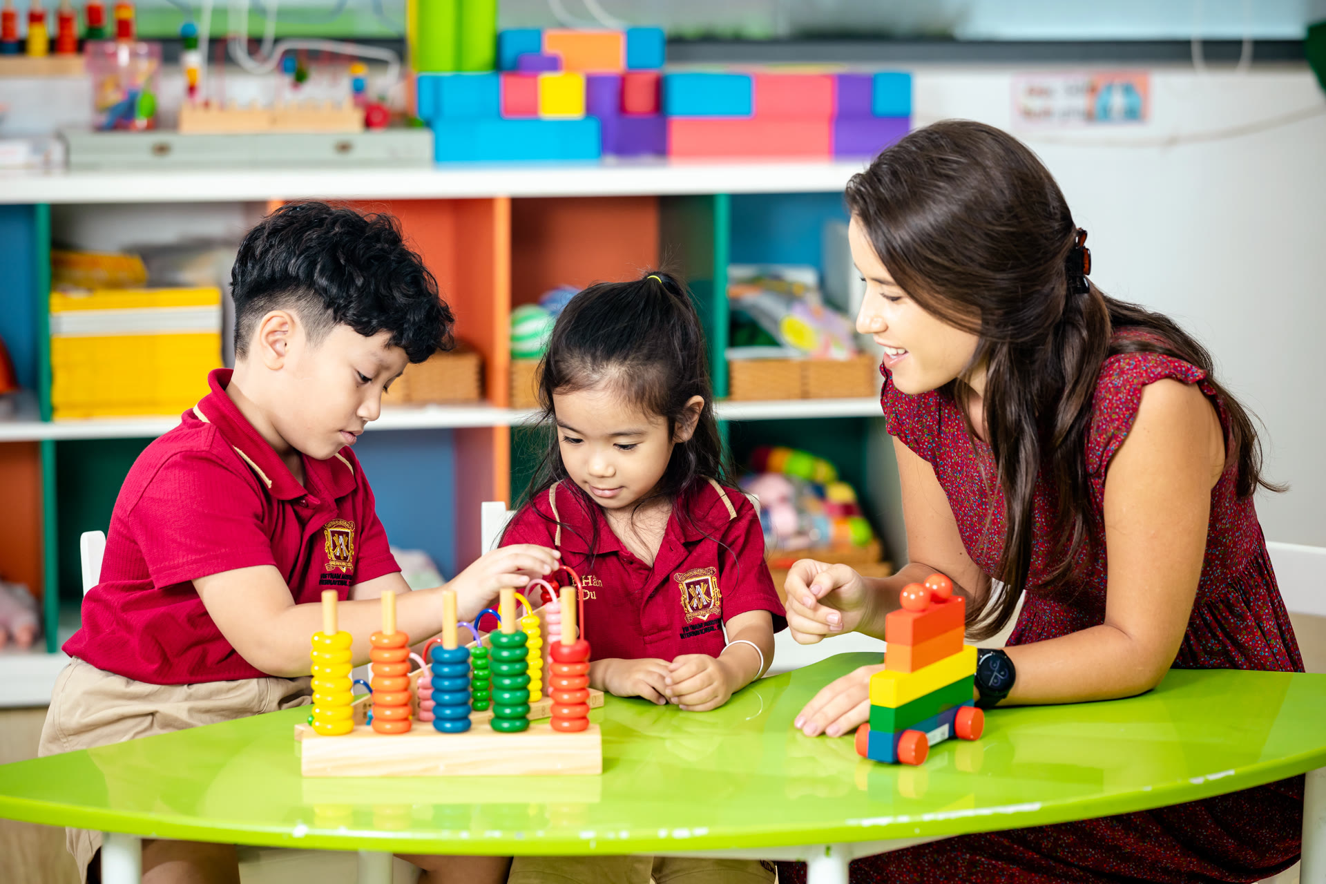 Học sinh VAS khám phá trong phòng thí nghiệm khoa học